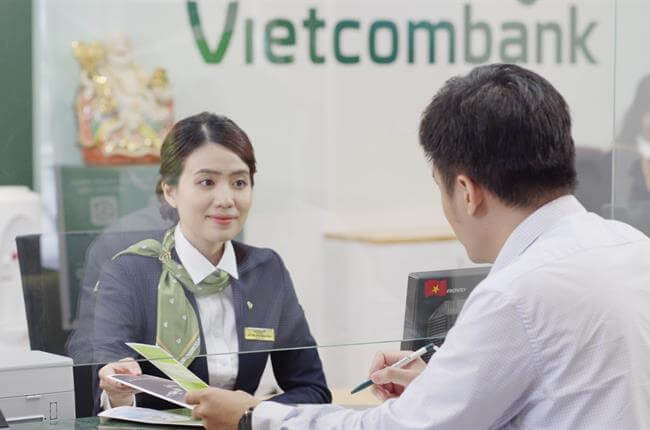 Cách khóa tài khoản Vietcombank tại quầy giao dịch